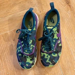 Women’s Nikes size 9